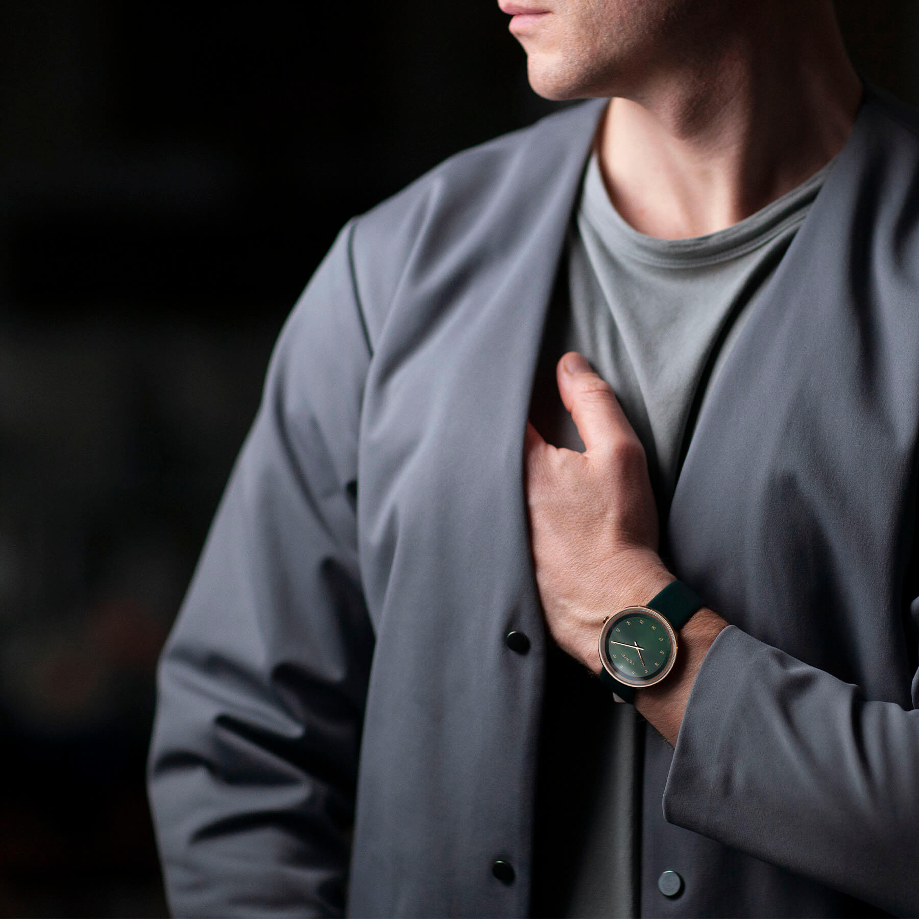 Emerald Men's design watch, green dial, can be worn for both business and casual occasions.