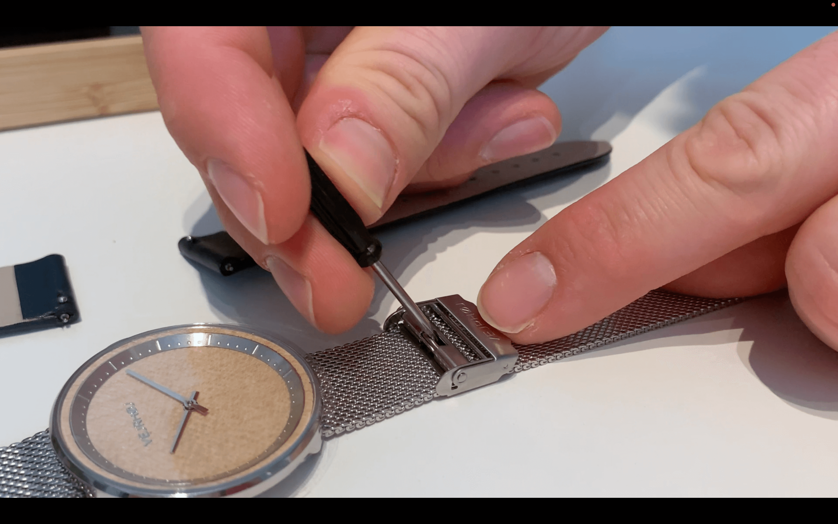 How to adjust the length & close your mesh band