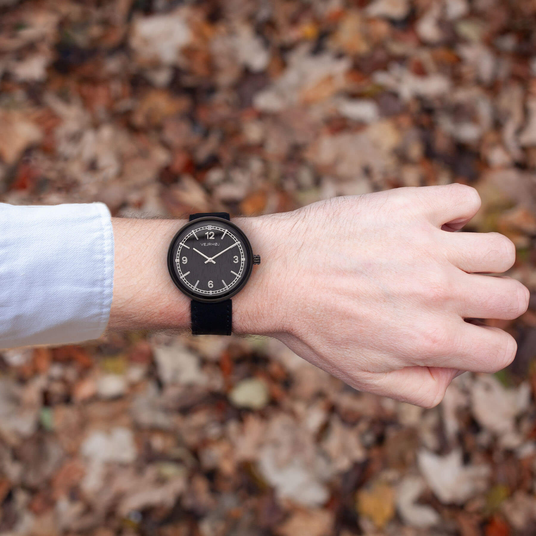 Nordic Night men's watch by VEJRHØJ. Black and silver combination. The dial is crimi wood. Appropriate watch for any season.
