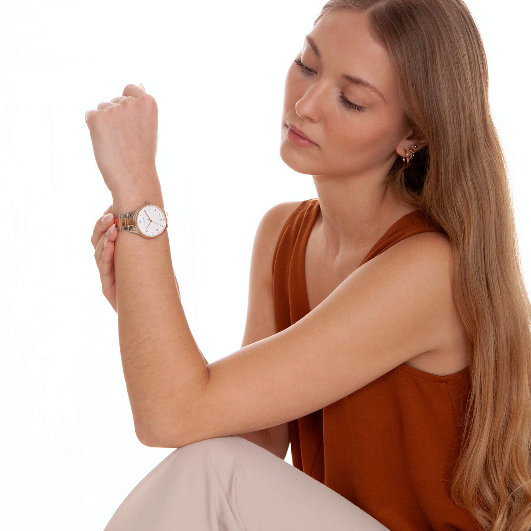 Woman wearing Vejrhøj's Petite Royal Rose watch with rose gold and silver two-tone bracelet harmonizing with her natural outfit
