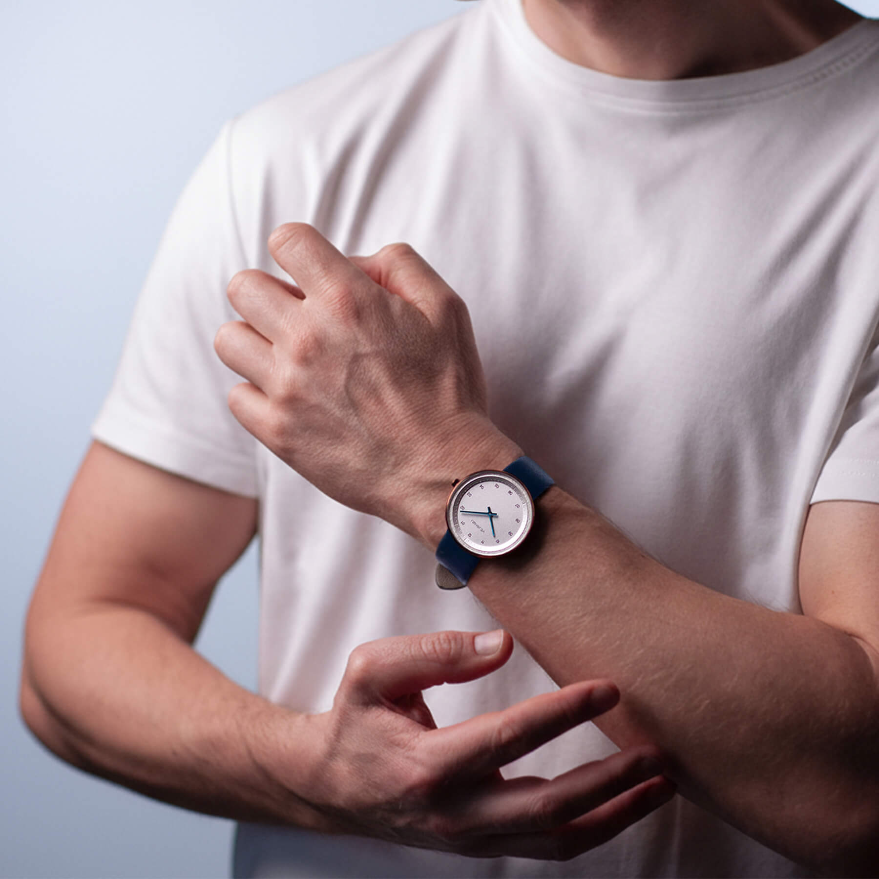 ARCTIC blue] Men's watch white dial with blue hands.